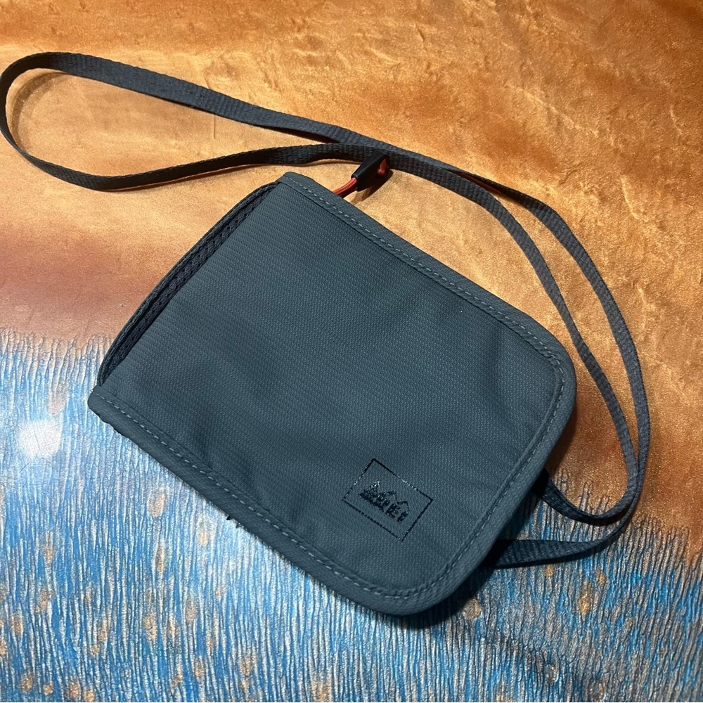 Rei travel neck wallet crossbody full zip